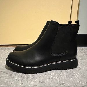 NEVER WORN Arizona Jean Company Chelsea Boots